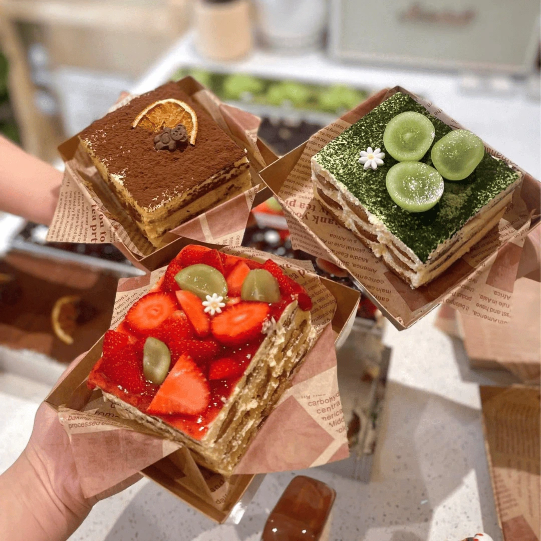 Tiramisús de mango, fresa y matcha